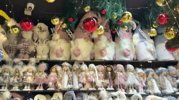 beaucoup Fée conte jouet personnages et poupées doux blanc Les figures dans Chapeaux pour vente dans le boutique avant Noël. une grand sélection de mignonne Fait main Noël cadeaux de elfes, les trolls, bonhommes de neige, poupées à le video