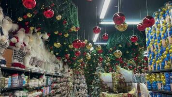 une grand décoré marché avec coloré Nouveau année et Noël souvenirs et cadeaux. Nouveau années Noël magasin avec cadeaux et jouets. achat cadeaux pour Noël dans une magasin.noël arbre des balles sur une branche video