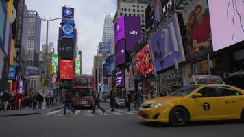 ny york stad, USA - november 21, 2018 bilar trafik och människor på gånger fyrkant på dag. steadicam skott, rör på sig sidled över väg genomskärning. långsam rörelse video