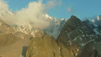 tian shan bergen en rotsen Bij zonsondergang. ala-archa nationaal park. Kirgizië. antenne visie. dar is in een baan om de aarde medium schot video