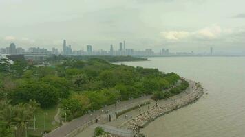 shenzhen ville à journée. futien district Urbain horizon et baie parc. Chine. aérien tir. drone mouches vers l'avant video