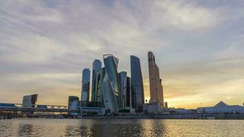 día a noche hora lapso de Moscú ciudad negocio centro. Rusia video