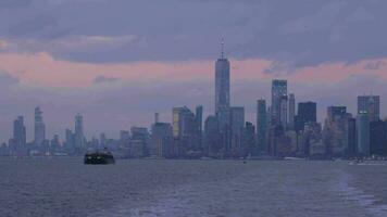 manhattan horisont och molnig himmel. ny york stad. se från de vatten. förenas stater av amerika. panorering skott video