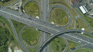 complesso strada giunzione e macchine traffico nel soleggiato estate giorno. aereo verticale dall'alto al basso Visualizza. fuco è Filatura in giro e volante verso l'alto video