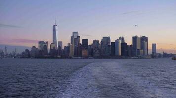 manhattan urban stadsbild, seagulls och bukt på morgon- skymning. ny york stad. se från de båt. förenas stater av Amerika video