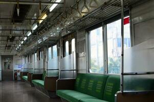 interior viajero diario al trabajo línea o eléctrico tren en Jacarta, Indonesia foto