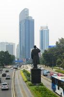 ver de el ciudad de Jacarta desde un altura, general sudirman estatua, foto