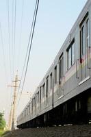 viajero diario al trabajo línea o eléctrico tren en Jacarta, Indonesia foto