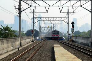 viajero diario al trabajo línea o eléctrico tren en Jacarta, Indonesia foto