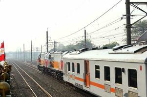 viajero diario al trabajo línea o eléctrico tren en Jacarta, Indonesia foto