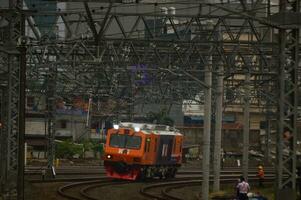 viajero diario al trabajo línea o eléctrico tren en Jacarta, Indonesia. foto