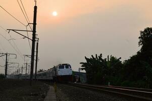 viajero diario al trabajo línea o eléctrico tren en Jacarta, Indonesia foto