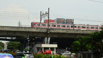 viajero diario al trabajo línea o eléctrico tren en Jacarta, Indonesia foto