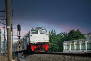 el tren es corriendo en el rieles hacia el destino foto