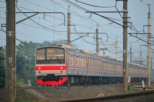 el tren es corriendo en el rieles hacia el destino foto