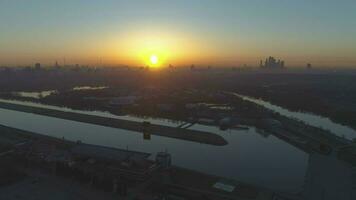 silhouette di Mosca città a soleggiato estate mattina nel foschia. aereo Visualizza. Russia. fuco è volante inoltrare e verso l'alto video