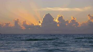 Soleil des rayons et des nuages à lever du soleil sur le mer video