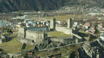 kasteelgrande kasteel. bellinzona, ticino, Zwitserland. antenne visie. Zwitsers Alpen dar is in een baan om de aarde medium schot video