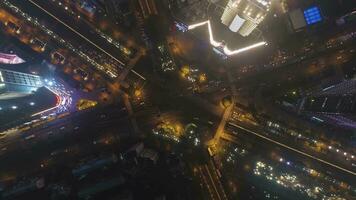 complexo cruzamento dentro Xangai, China às noite. aéreo vertical Careca visualizar. zangão gira e vôo para baixo video