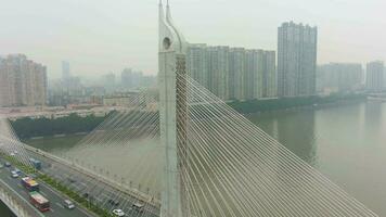 puente en Guangzhou ciudad en niebla tóxica, coche tráfico. guang dong, porcelana. aéreo vista. zumbido es orbital en sentido anti-horario video