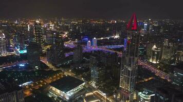 Xangai cidade às noite. Huangpu paisagem urbana. China. aéreo visualizar. zangão moscas lateralmente e para cima video