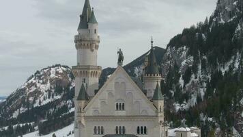 neuschwanstein slott i vinter- dag. bergen och rocks. bavarian alperna, Tyskland. antenn se. medium skott. Drönare flugor uppåt, luta ner video