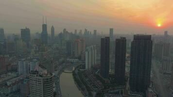 Xangai cidade às pôr do sol. Huangpu paisagem urbana. China. aéreo visualizar. zangão moscas frente video