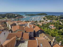 panorámico imagen de el croata puerto pueblo de versar en el limski fiordo desde el Iglesia campana torre foto