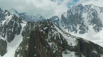 tian shan snötäckt berg. antenn se. Drönare är kretsande medurs video