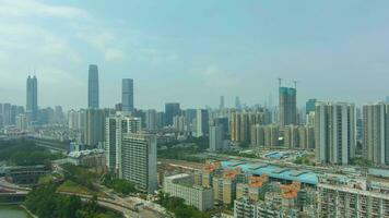 Shenzhen stad Bij zonnig dag. luohu en futiaan wijk. blauw lucht. woon- buurt. guangdong, China. antenne visie. dar vliegt omhoog video