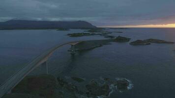 storseisundet Brücke, atlantisch Ozean Straße im Norwegen beim Sommer- Sonnenuntergang. Antenne Sicht. Drohne ist umkreisen um video