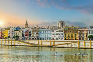 antiguo pueblo en Sevilla ciudad horizonte, paisaje urbano en España a amanecer foto