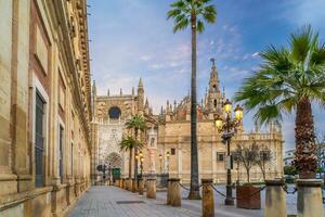 giralda torre y Sevilla catedral en pueblo Viejo España foto