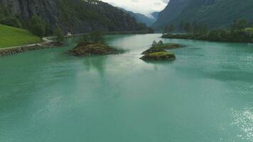 lovatnet lago com turquesa água e verde ilhas. lindo natureza do Noruega. aéreo visualizar. zangão é órbita por aí e ascendente video