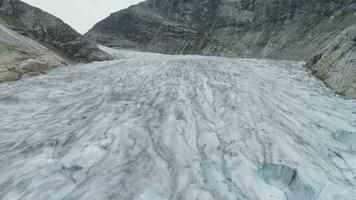 Nigardsbreen Gletscher ist Arm von jostedalsbreen - - das größten im Europa. Antenne Sicht. Drohne ist fliegend rückwärts video