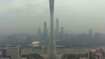 guangzhou, China - marcha 25, 2018 Cantão torre e cidade Horizonte dentro smog dentro a manhã. aéreo visualizar. zangão moscas para baixo, inclinar acima. video