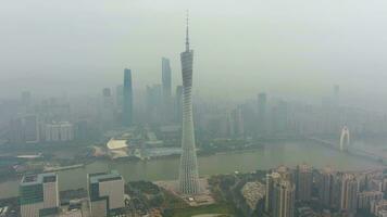 guangzhou, China - marcha 25, 2018 Cantão torre e cidade Horizonte dentro smog dentro a manhã. aéreo visualizar. zangão é órbita sentido anti-horário. video