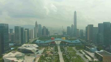 Shenzhen, China - - März 28, 2019 Stadtbild beim wolkig Tag. zentral Geschäft Bezirk. Futian. China. Antenne Sicht. Drohne fliegt rückwärts und nach oben video