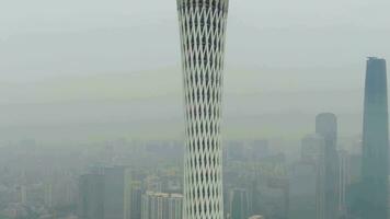 Guangzhou, Kina - Mars 25, 2018 kanton torn och stad horisont i smog i de morgon. antenn skott. Drönare är kretsande moturs. närbild se. video