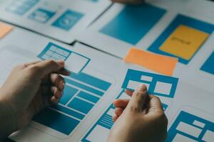 ux gráfico diseñador creativo bosquejo planificación solicitud proceso desarrollo prototipo estructura metálica para web móvil teléfono . usuario experiencia concepto. foto