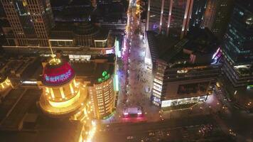 llevar a la fuerza, China - marzo 20, 2018 Nanjing la carretera y lujiazui horizonte a noche. aéreo vista. zumbido moscas oblicuo, inclinación arriba. video