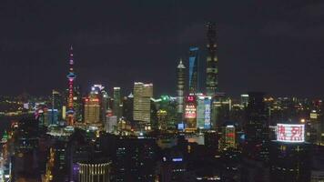 shimao internacional praça e Lujiazui Horizonte às noite. Xangai cidade, China. aéreo visualizar. zangão moscas lateralmente e para cima. video