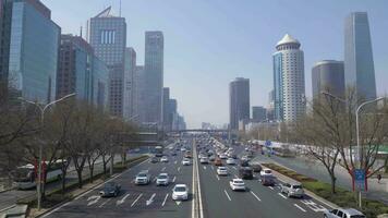 central o negócio distrito dentro Pequim, China às Claro dia. arranha-céus e carro tráfego em estrada. video