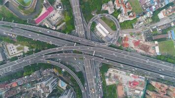 complejo autopista intercambio en Guangzhou en día, porcelana. aéreo vertical De arriba hacia abajo vista. coche tráfico. zumbido rotación video