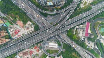 complexo estrada ultrapassar dentro Guangzhou dentro dia, China. aéreo vertical Careca visualizar. carro tráfego. zangão gira e moscas para cima video