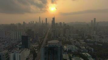 Shenzhen urbano paisagem urbana às pôr do sol. China. aéreo visualizar. zangão moscas lateralmente e para cima video