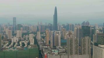 Shenzhen stad Bij dag. luohu en futiaan wijk stedelijk stadsgezicht. China. antenne visie. medium schot. dar vliegt achteruit en omhoog video