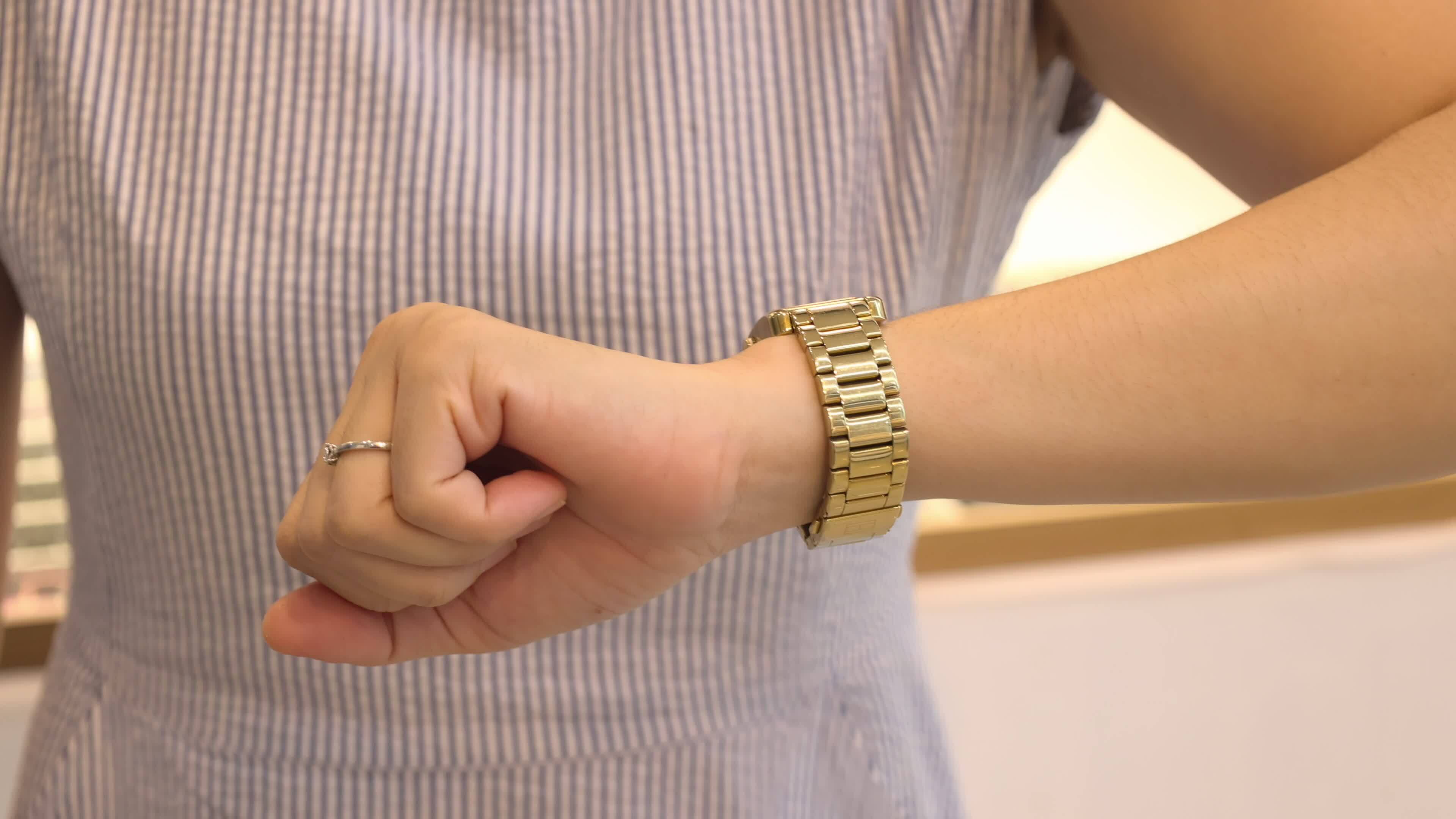 Nahansicht von Damen Armbanduhr 34133637 Stock-Video bei Vecteezy