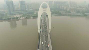 Lied Brücke auf Perle Fluss. Guangzhou Stadt im SMOG, China. Antenne Sicht. Drohne fliegt nach vorne, Neigung hoch, verraten Schuss video