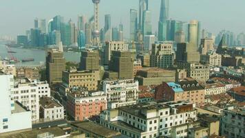 llevar a la fuerza paisaje urbano huangpu y lujiazui distrito a claro día. porcelana. aéreo vista. zumbido moscas adelante, inclinación arriba. medio Disparo video